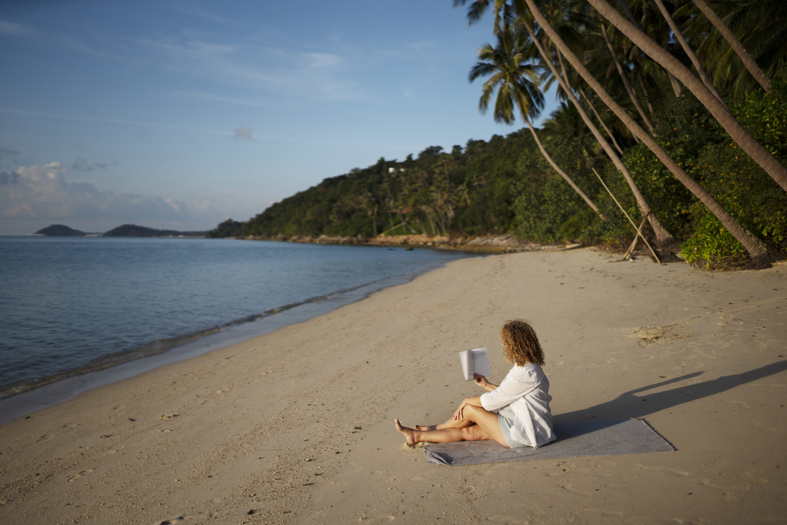 https://www.freepik.com/free-photo/full-shot-woman-reading-beach_38105812.htm#fromView=search&page=1&position=3&uuid=65f7240c-08ef-4390-959f-fe8ffdc41b32&query=Top+Beaches+in+Viti+Levu%3A+Your+Guide+to+Island+Relaxation